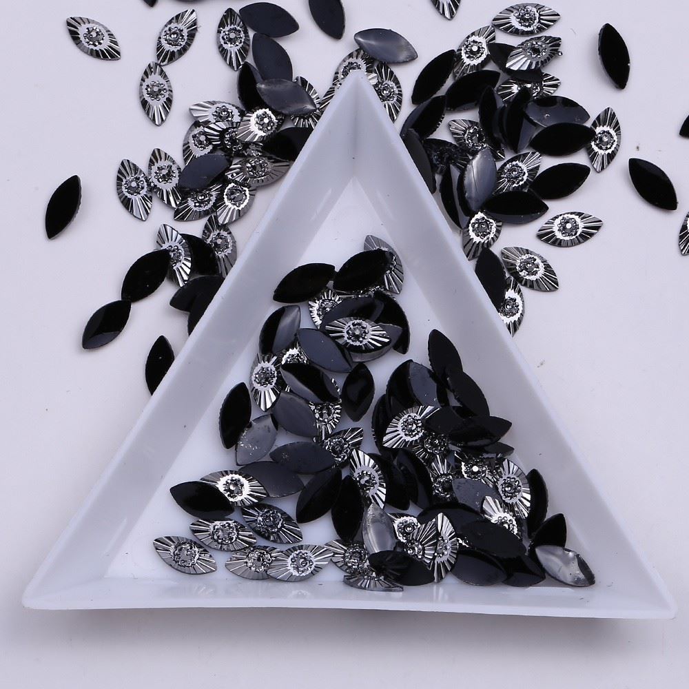 Navette Rhinestone nail(1)